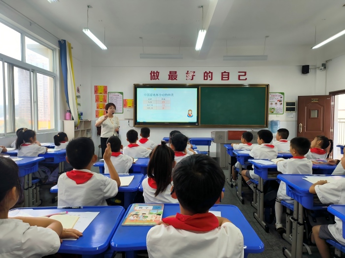 汉阴县第三小学：“推门听课”促成长 落实“双减”提质量