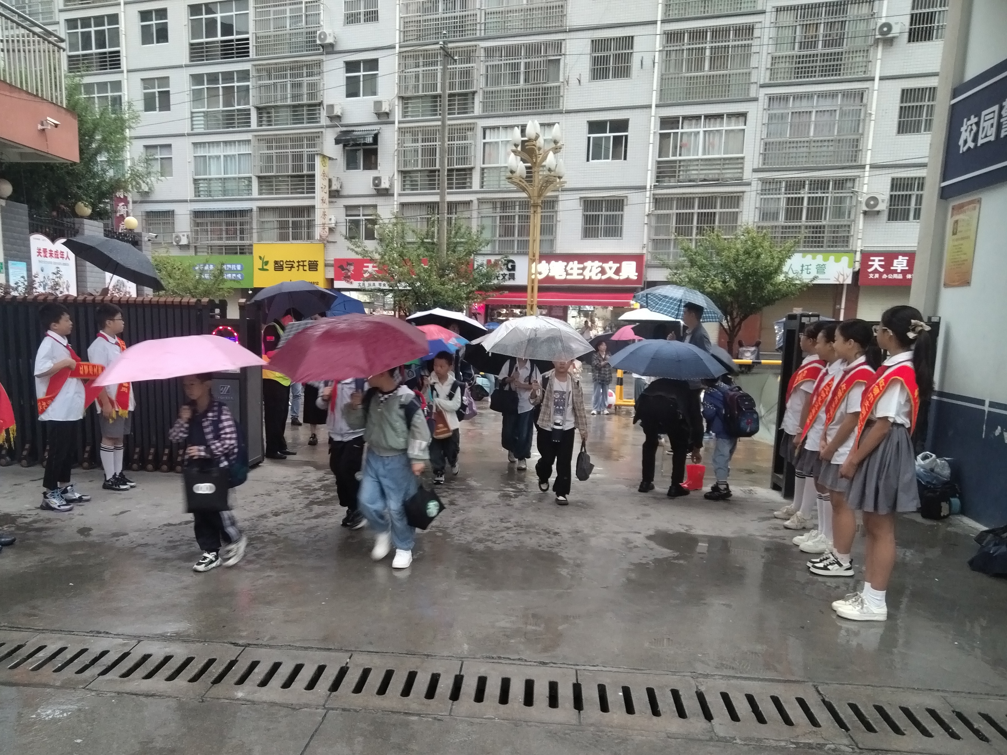 汉阴县第三小学：“护学岗”持续发力 守护学生成长之路