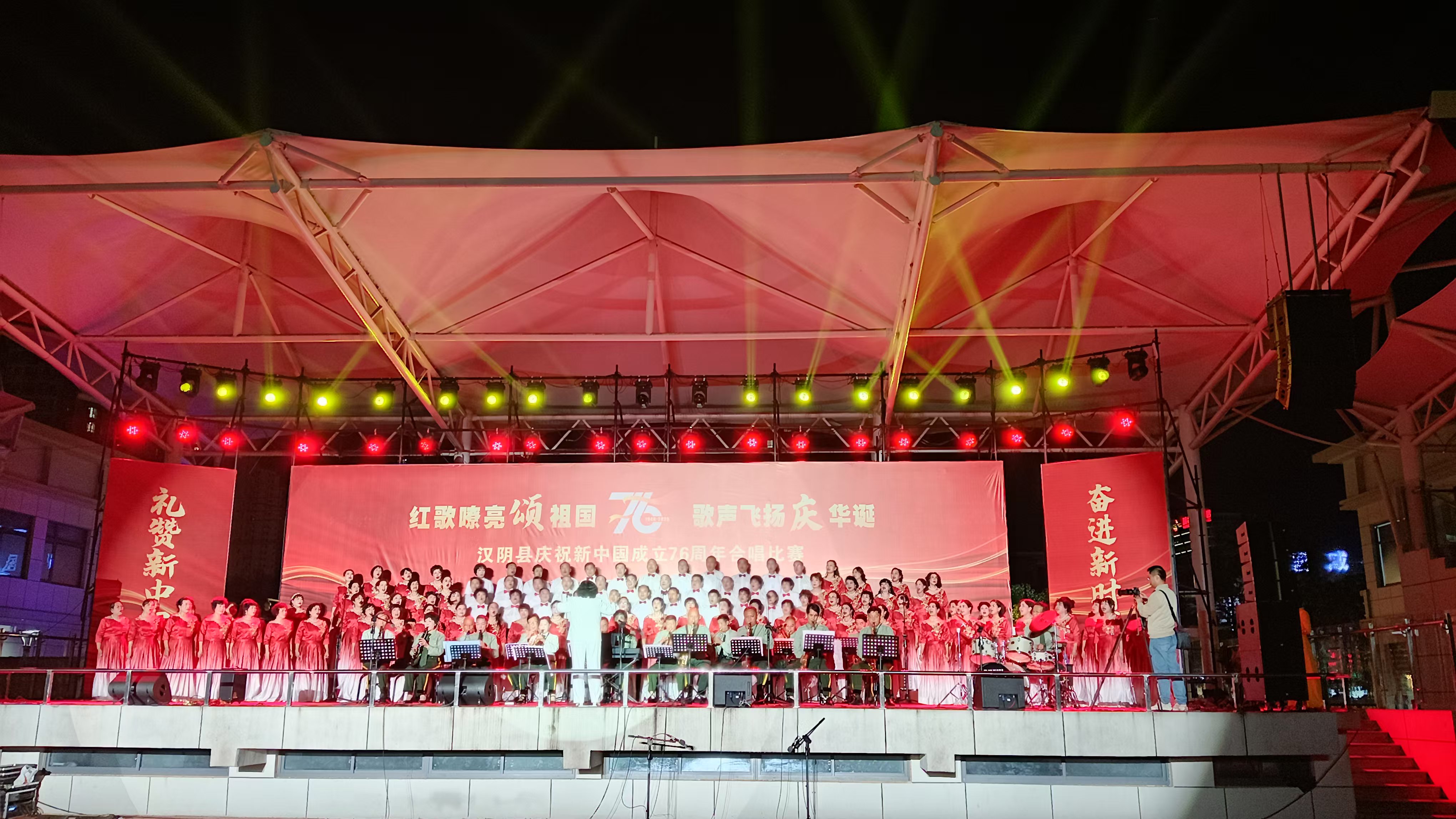 超百人阵容献唱华诞！汉阴县城关镇凤台社区合唱团荣获汉阴县庆国庆合唱比赛二等奖