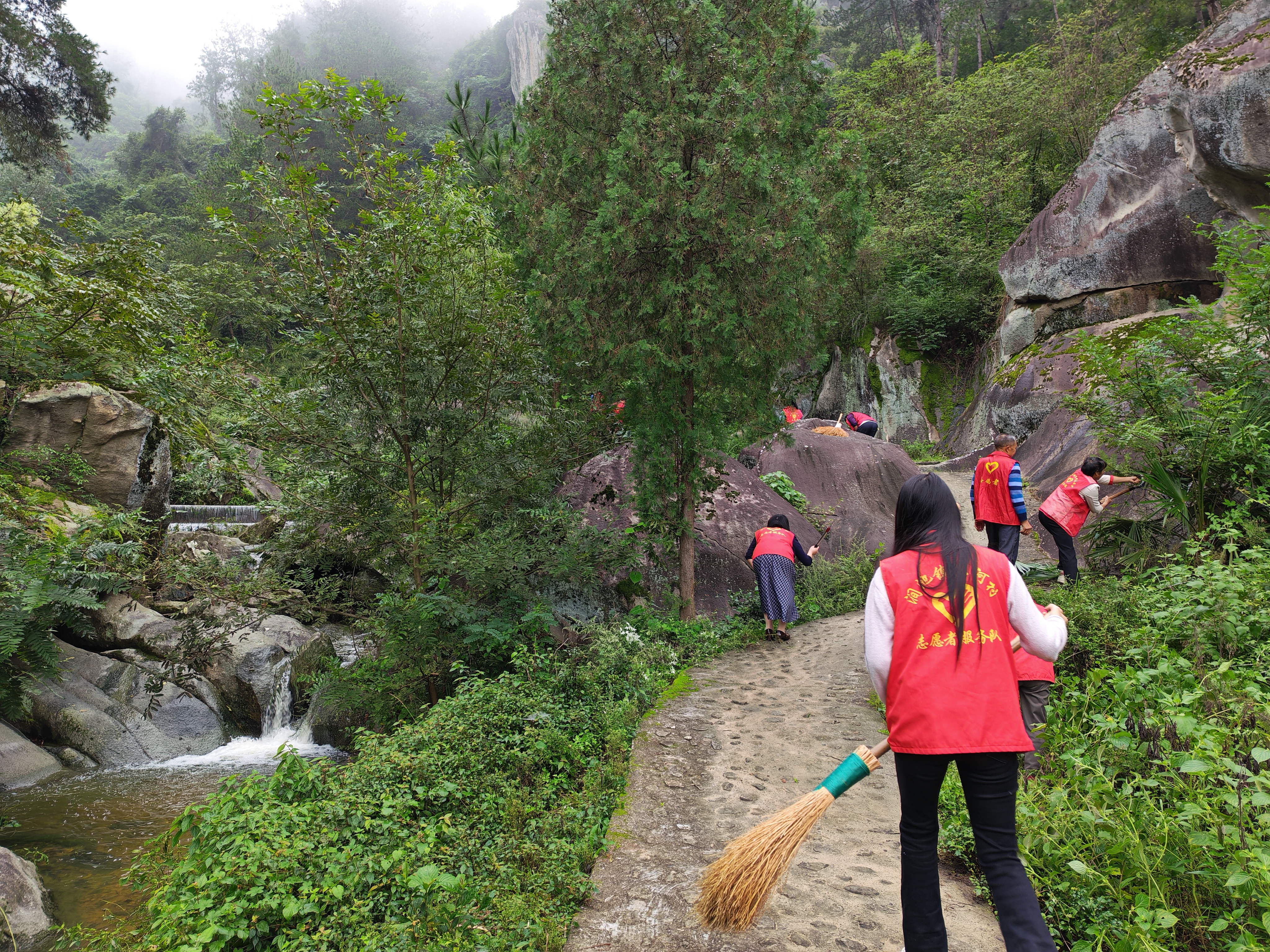 涧池镇仁河村开展环境卫生清洁志愿服务活动