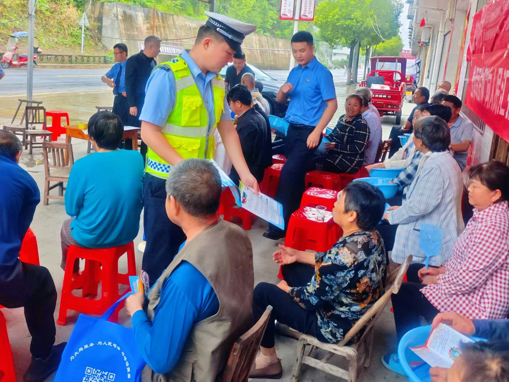 汉阴公安交警深入农村开展“千村宣教”行动 