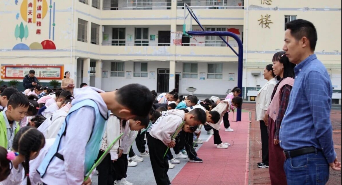 汉阴县第二小学：新生展常规 入学启新程