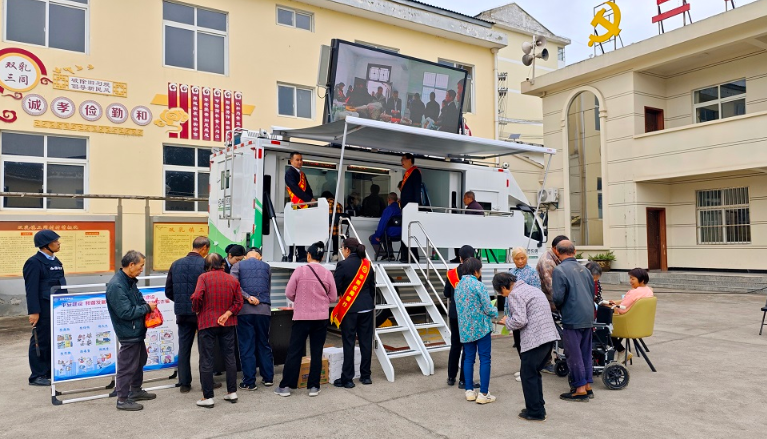 陕西农信汉阴农商银行“移动金融服务车”送上门