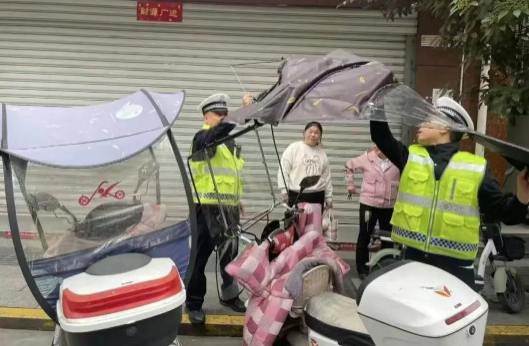 汉阴公安交警整治非法加装“雨棚” 守护群众“头顶安全”