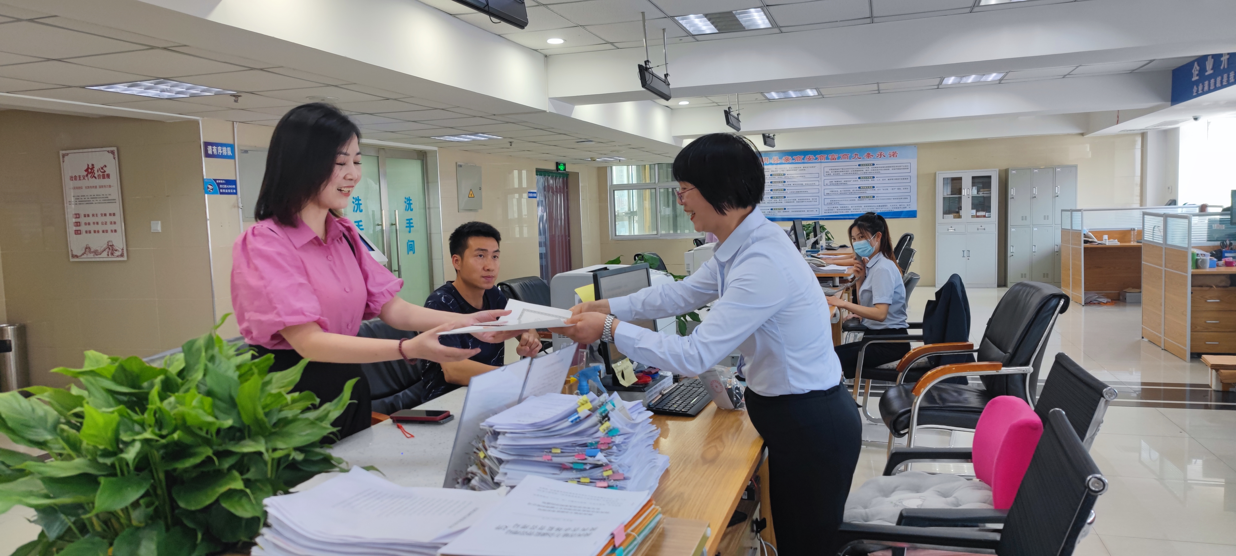 汉阴：“高效办成一件事”跑出服务加速度