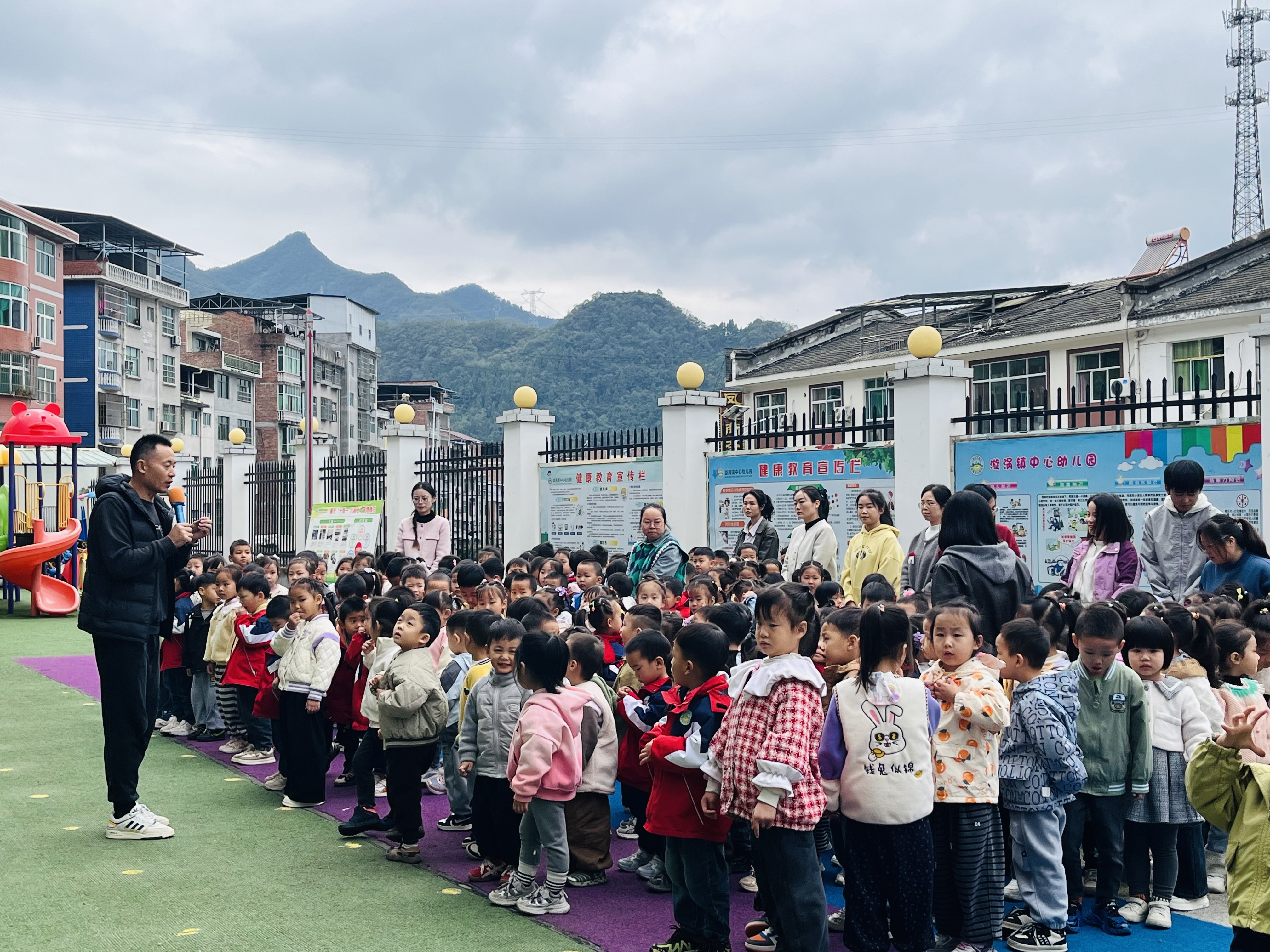 汉阴县漩涡镇中心幼儿园“童”心筑安全 演练“护”成长