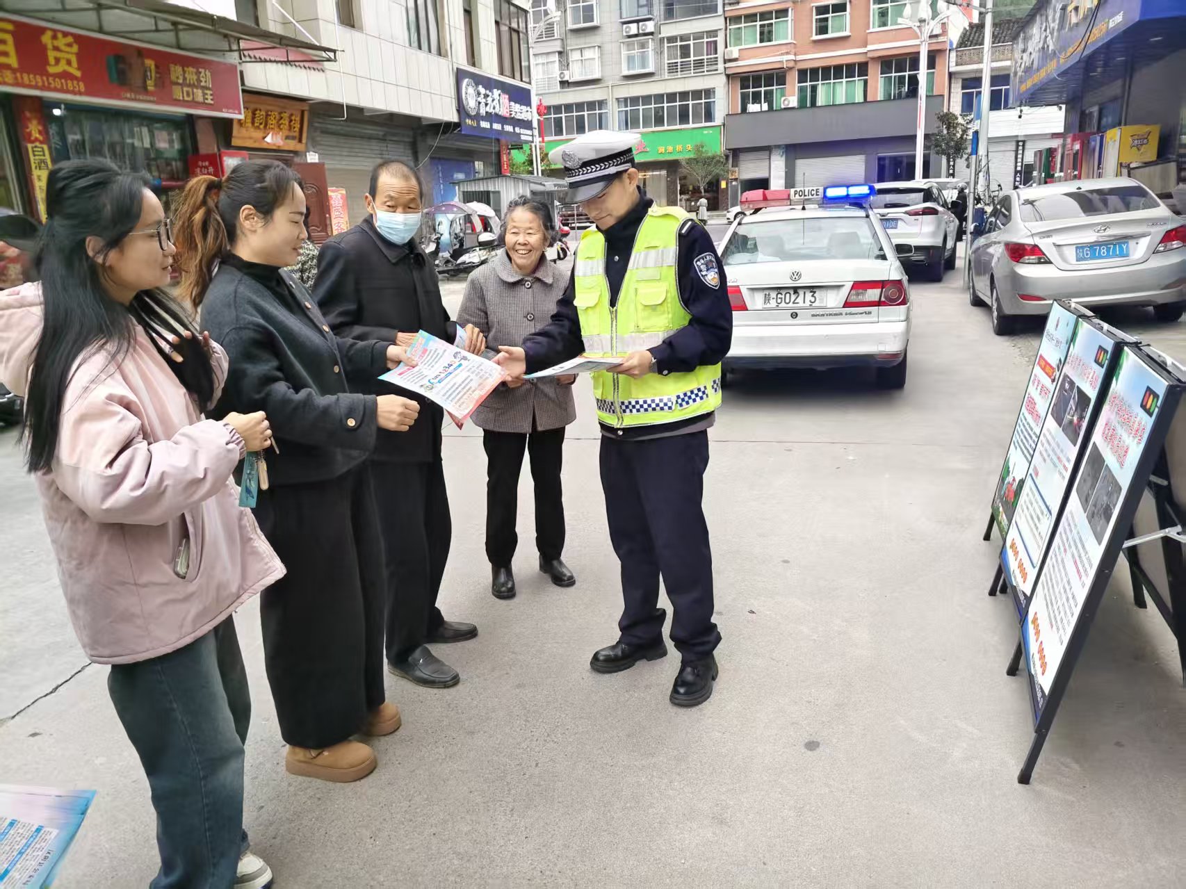 汉阴公安交警：戏曲舞台送文化 马路学堂话平安