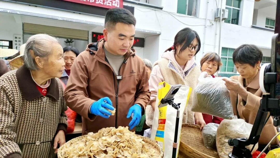 汉阴县涧池镇：助农直播带货忙 实干增收暖民心