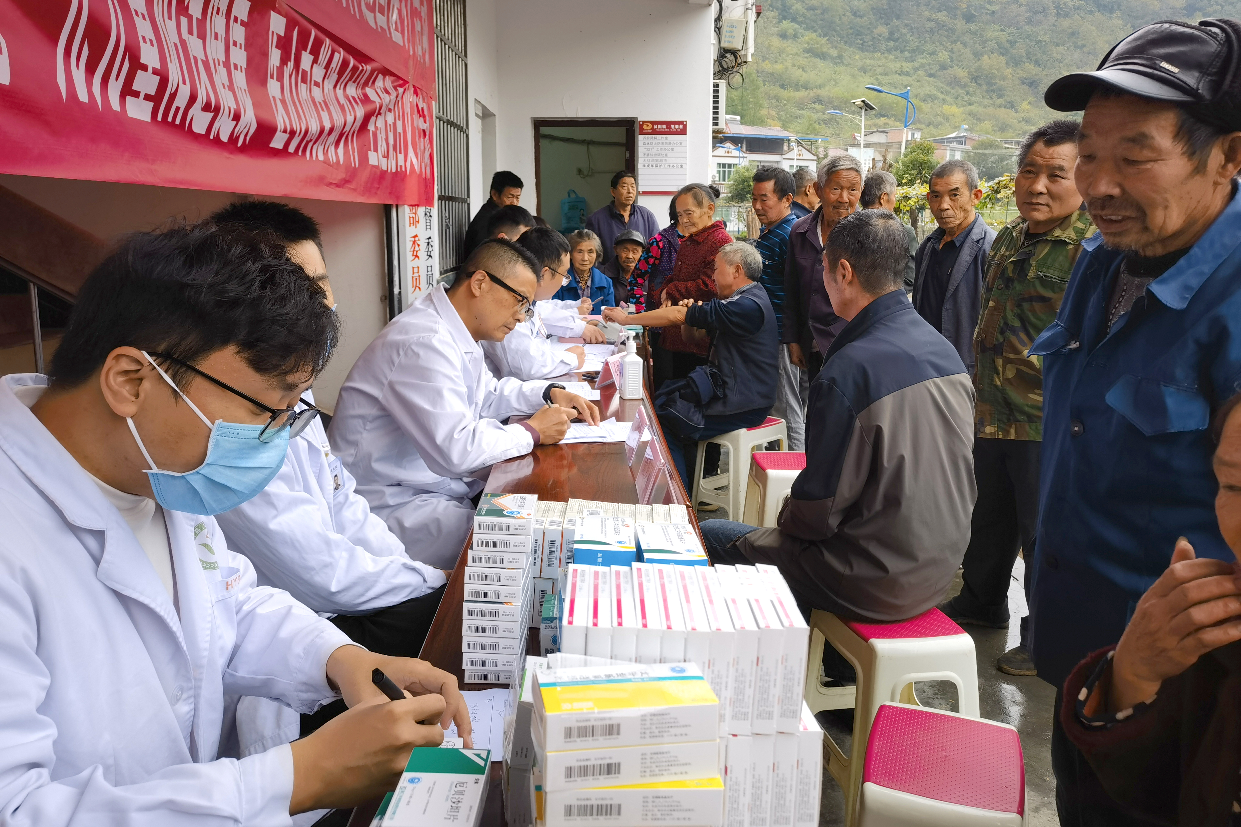 汉阴医共体：重阳节赴笔架村送健康