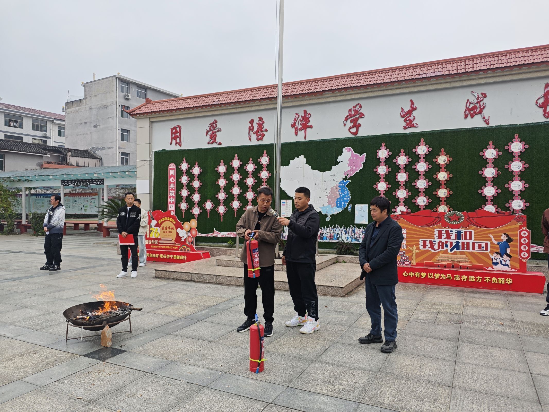 汉阴县平梁镇中心小学举行消防安全应急疏散演练