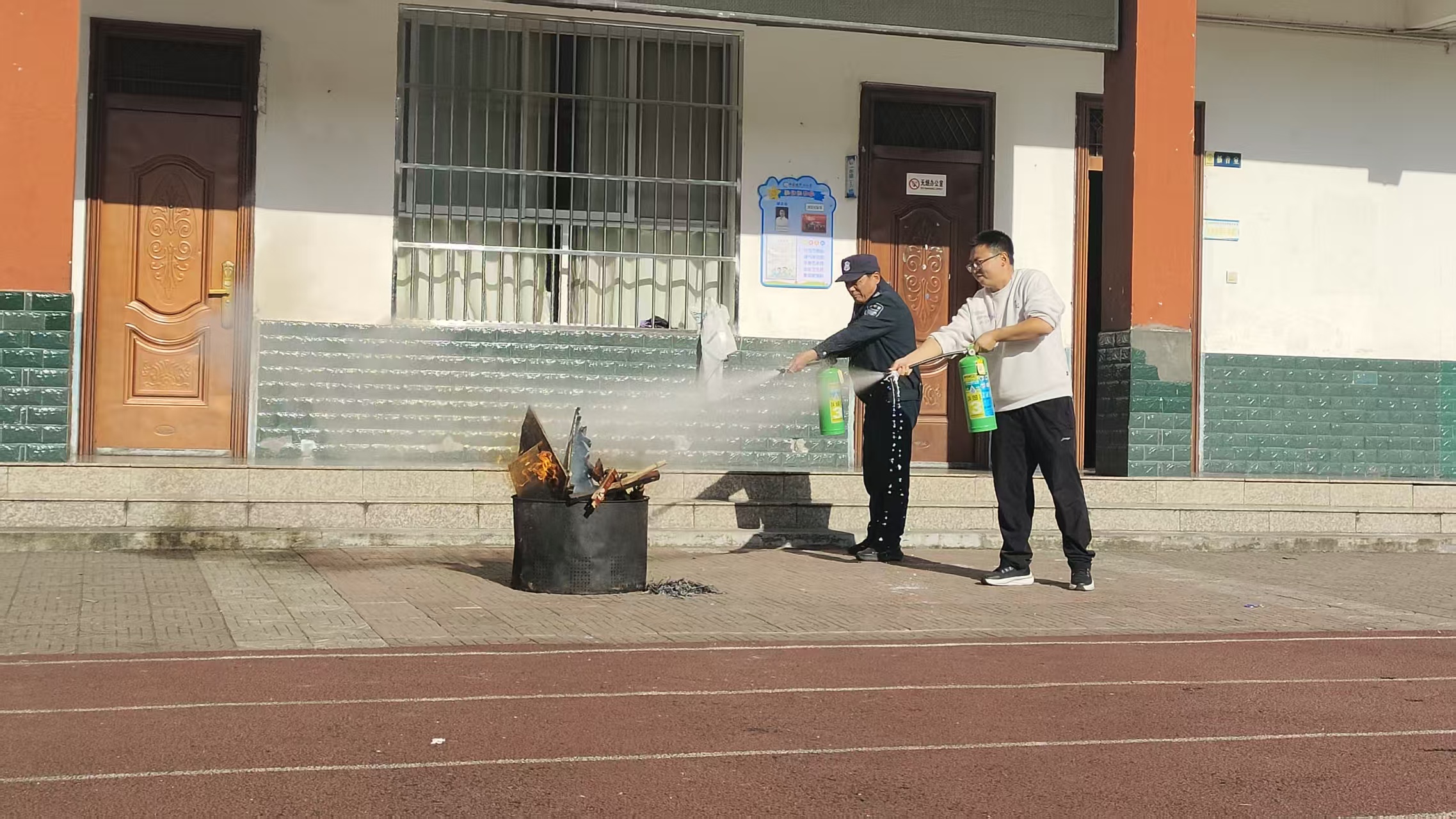 汉阴县双乳镇中心小学开展消防实战演练