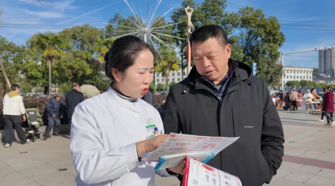 汉阴县人民医院开展“世界慢阻肺日”义诊科普宣传活动