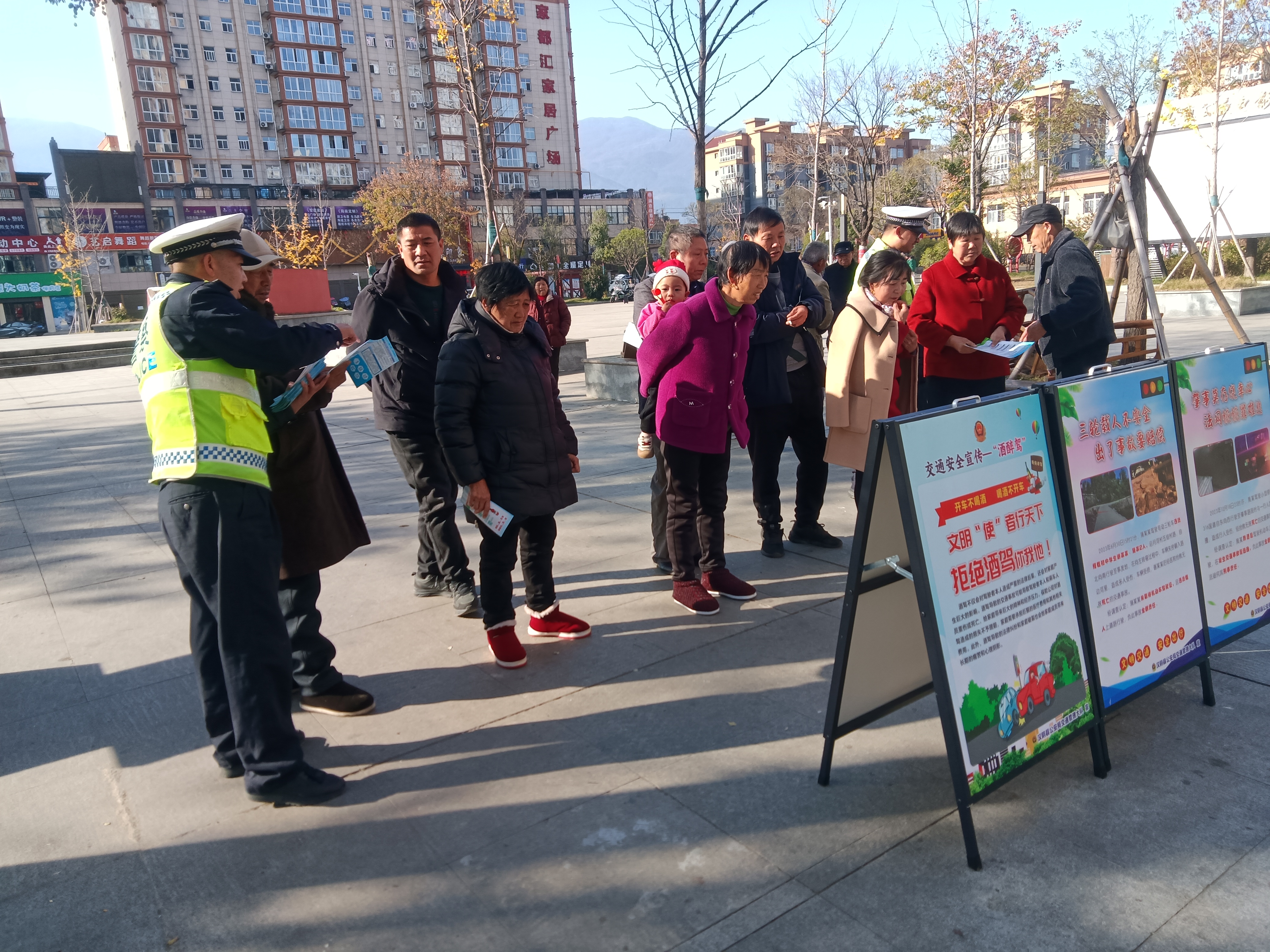 汉阴公安交警“马路学堂”开讲啦！