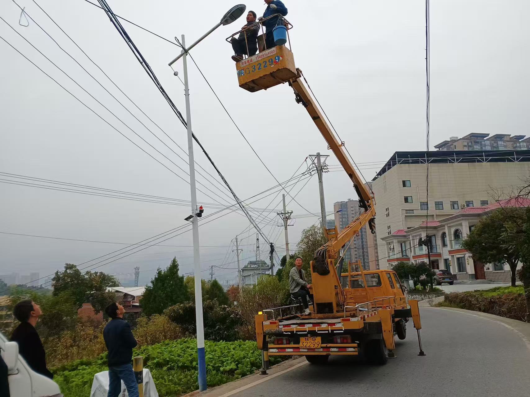 汉阴县城关镇龙岭社区路灯检修解民忧