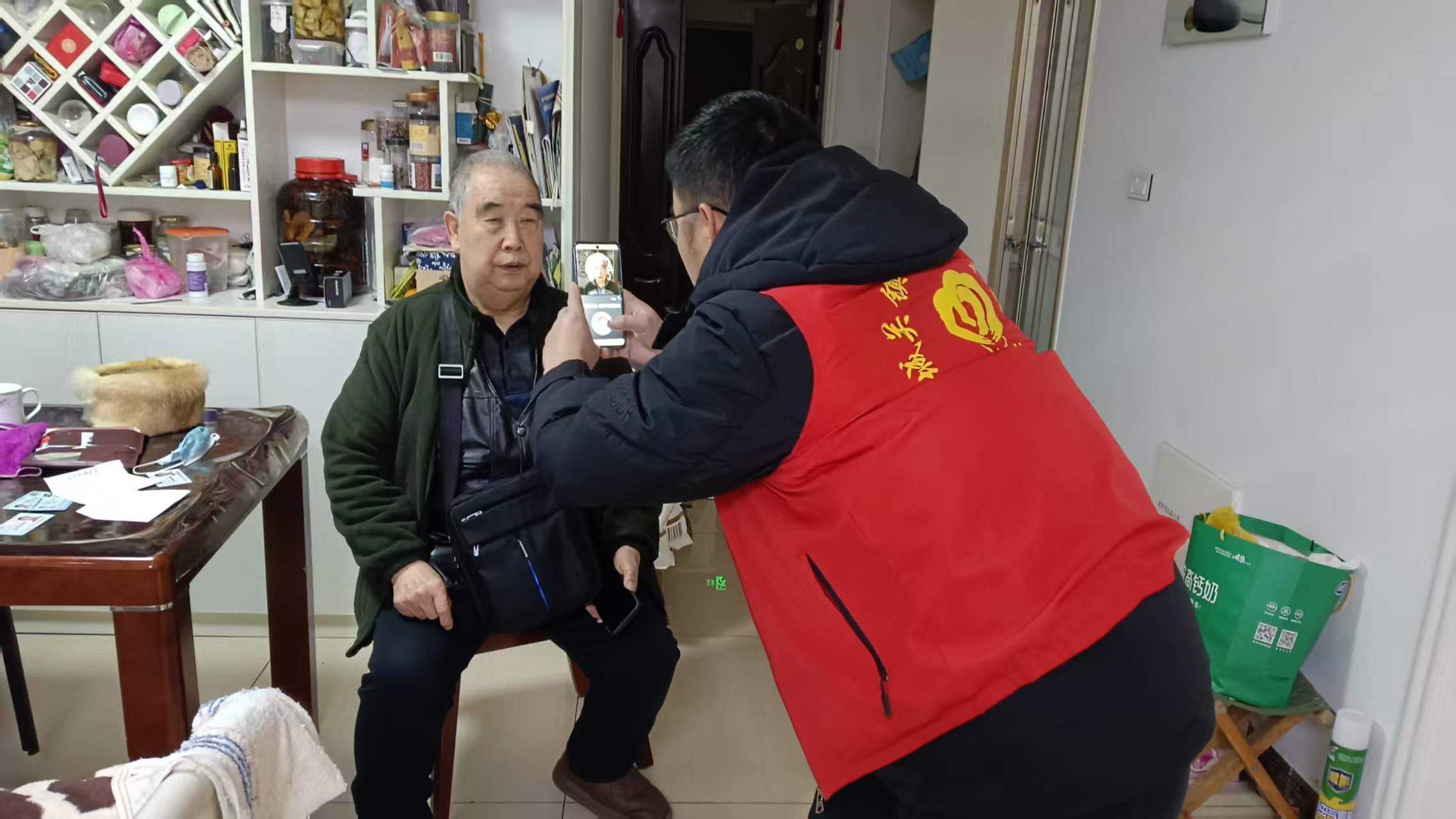 汉阴县城关镇凤台社区：养老认证“零距离” 温情守护“夕阳红”