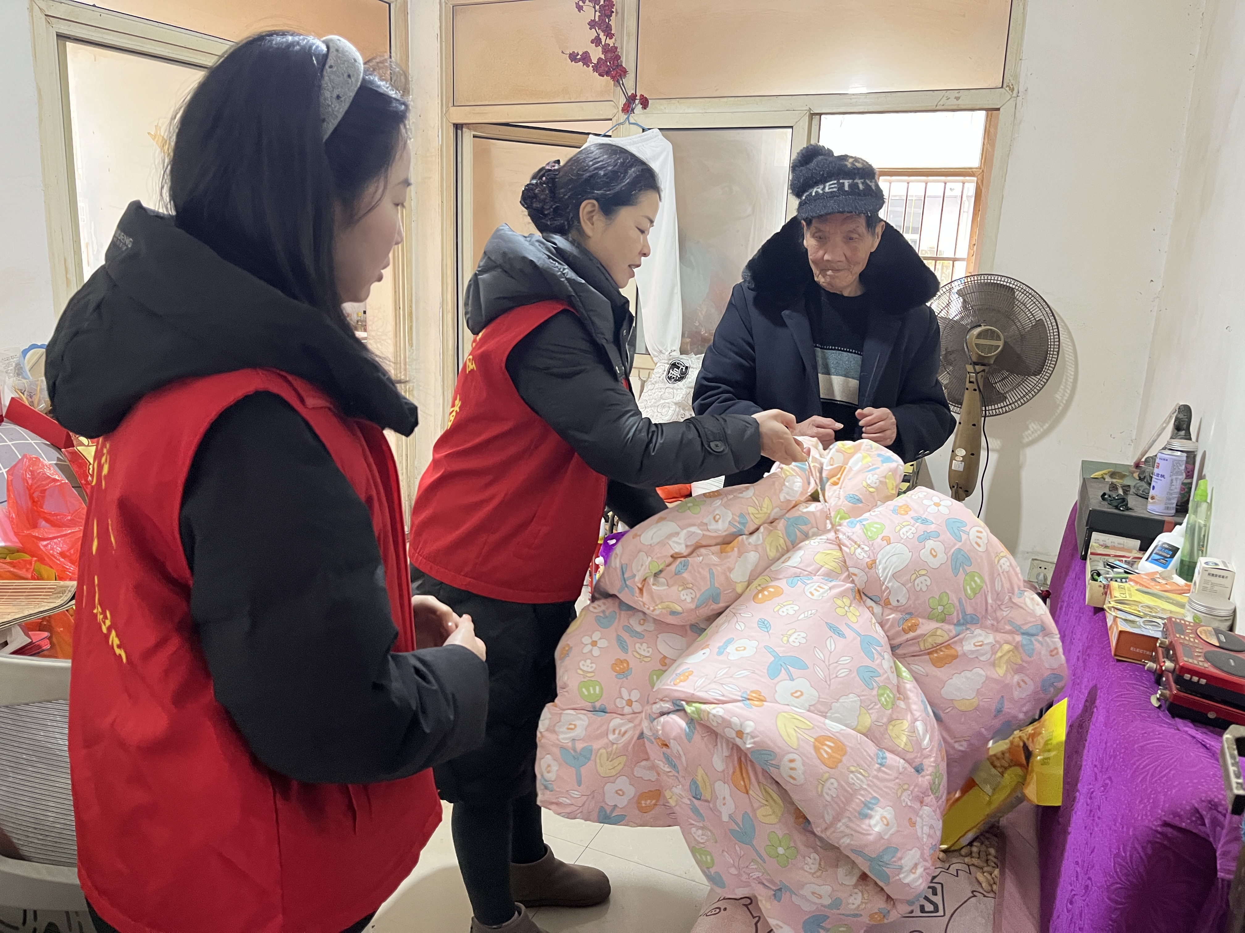 寒冬送温暖，关怀暖人心——李家台社区为五保户老人送上暖心棉被