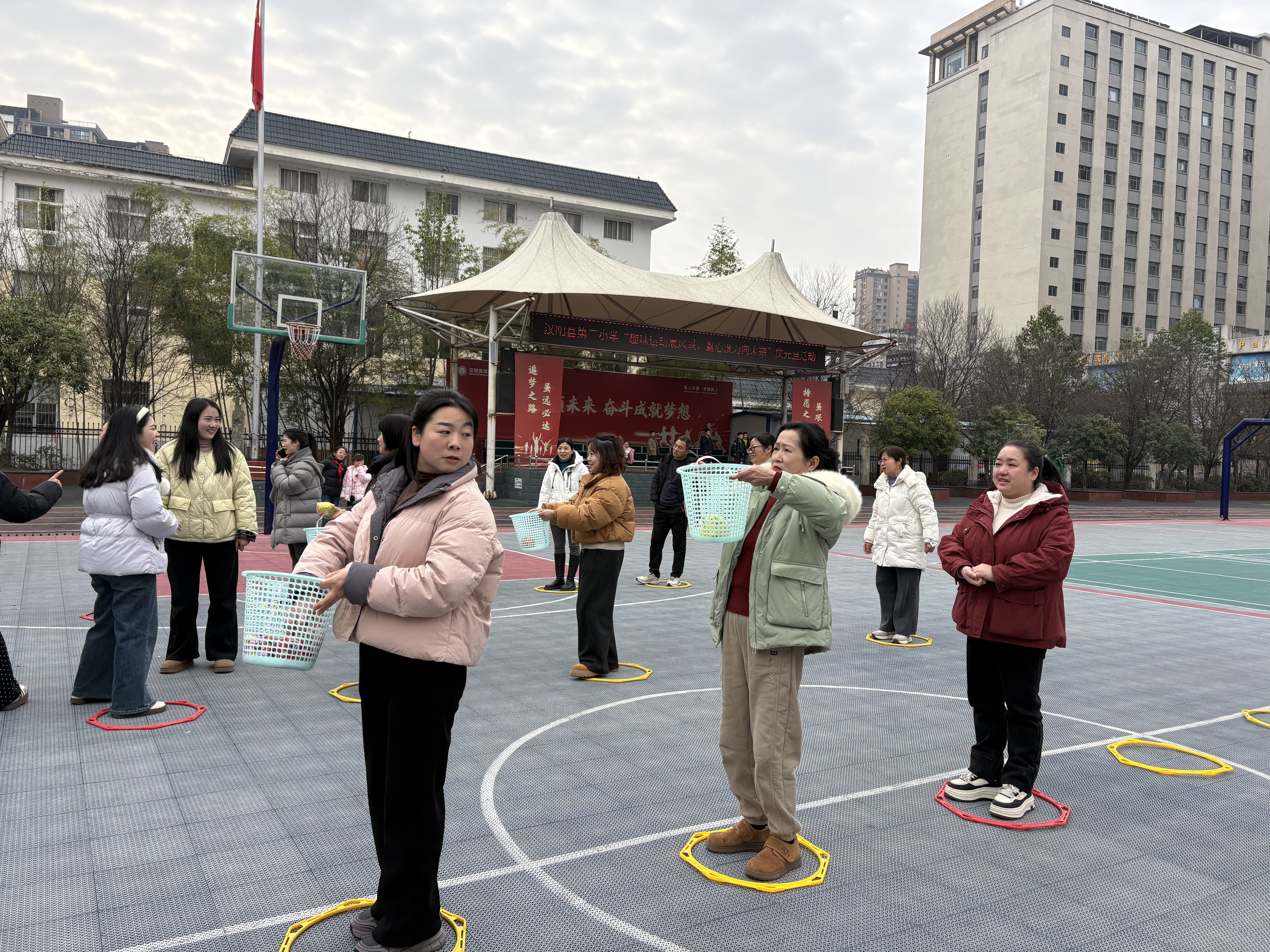 汉阴县第二小学：趣味运动凝合力 喜迎元旦启新程