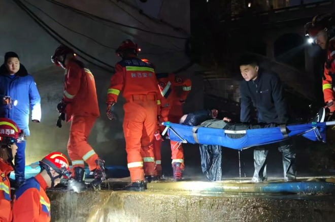 汉阴民警寒冬凌晨勇救落水老人