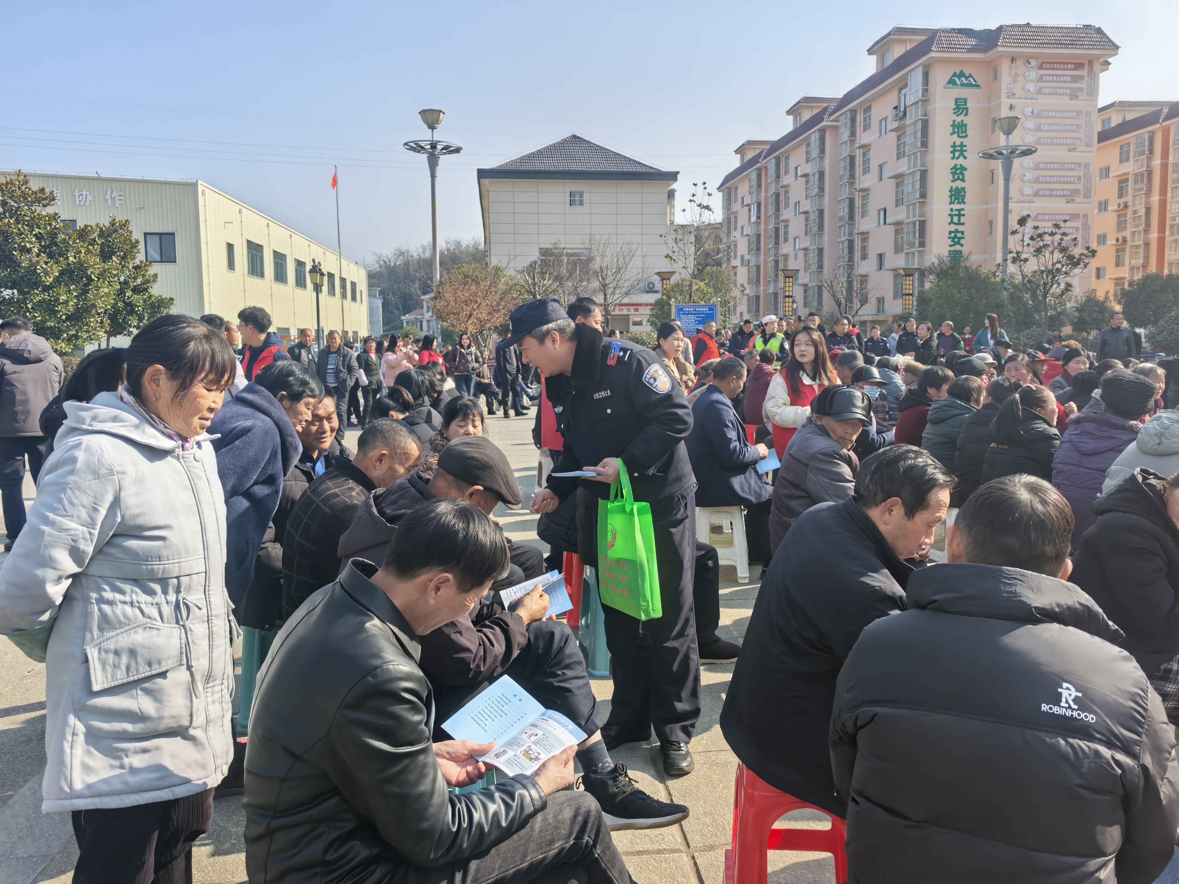 平梁派出所开展平安建设宣传活动