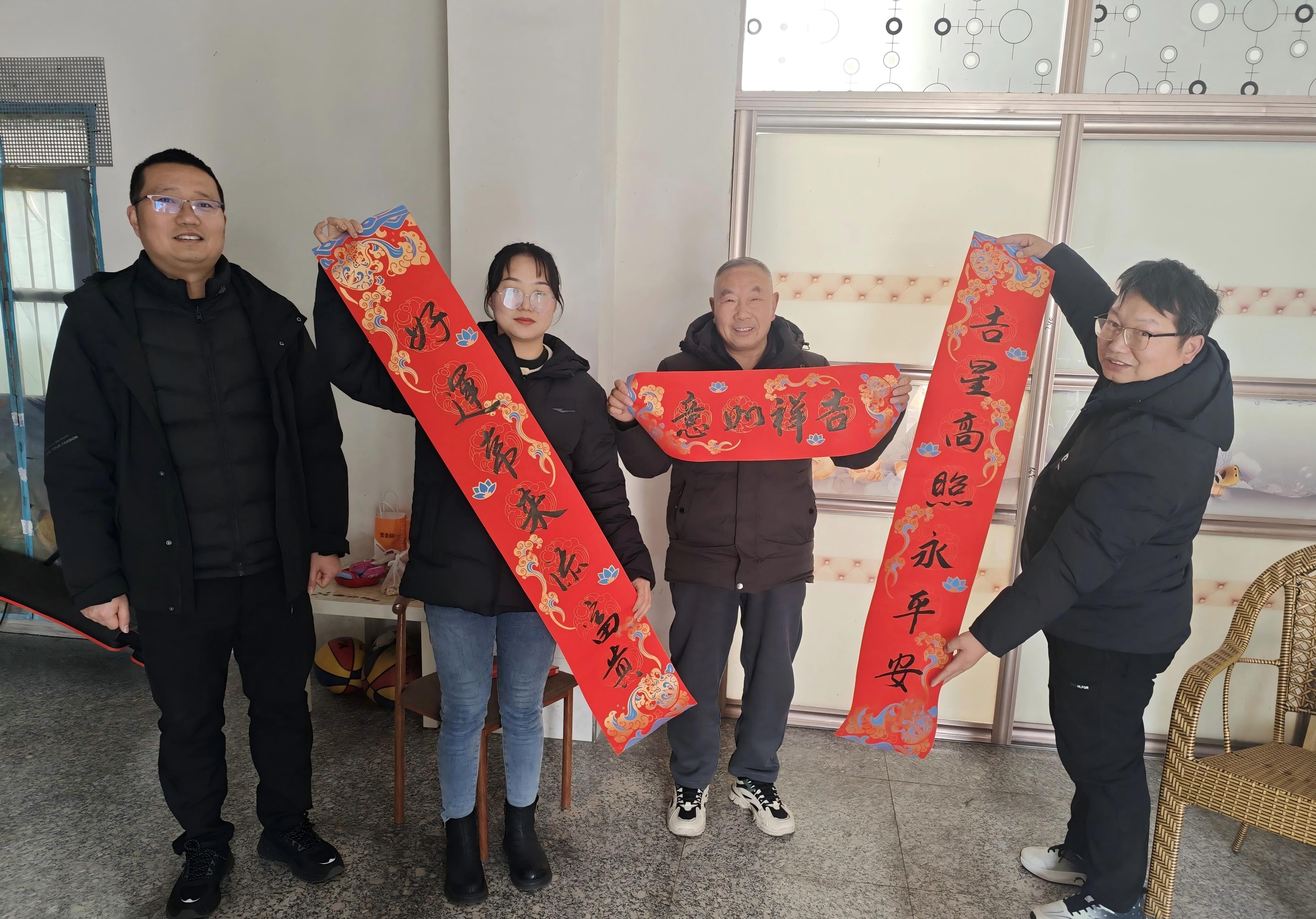 汉阴县第二小学：笔墨凝香迎新春 工会送福暖人心