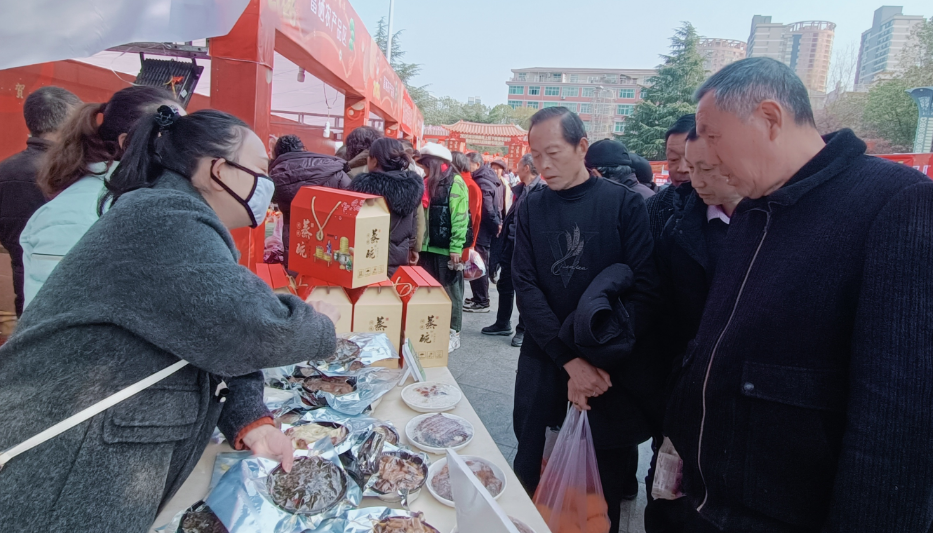 月南区域养老服务中心推出暖心年货 汉阴蒸碗香飘迎新年
