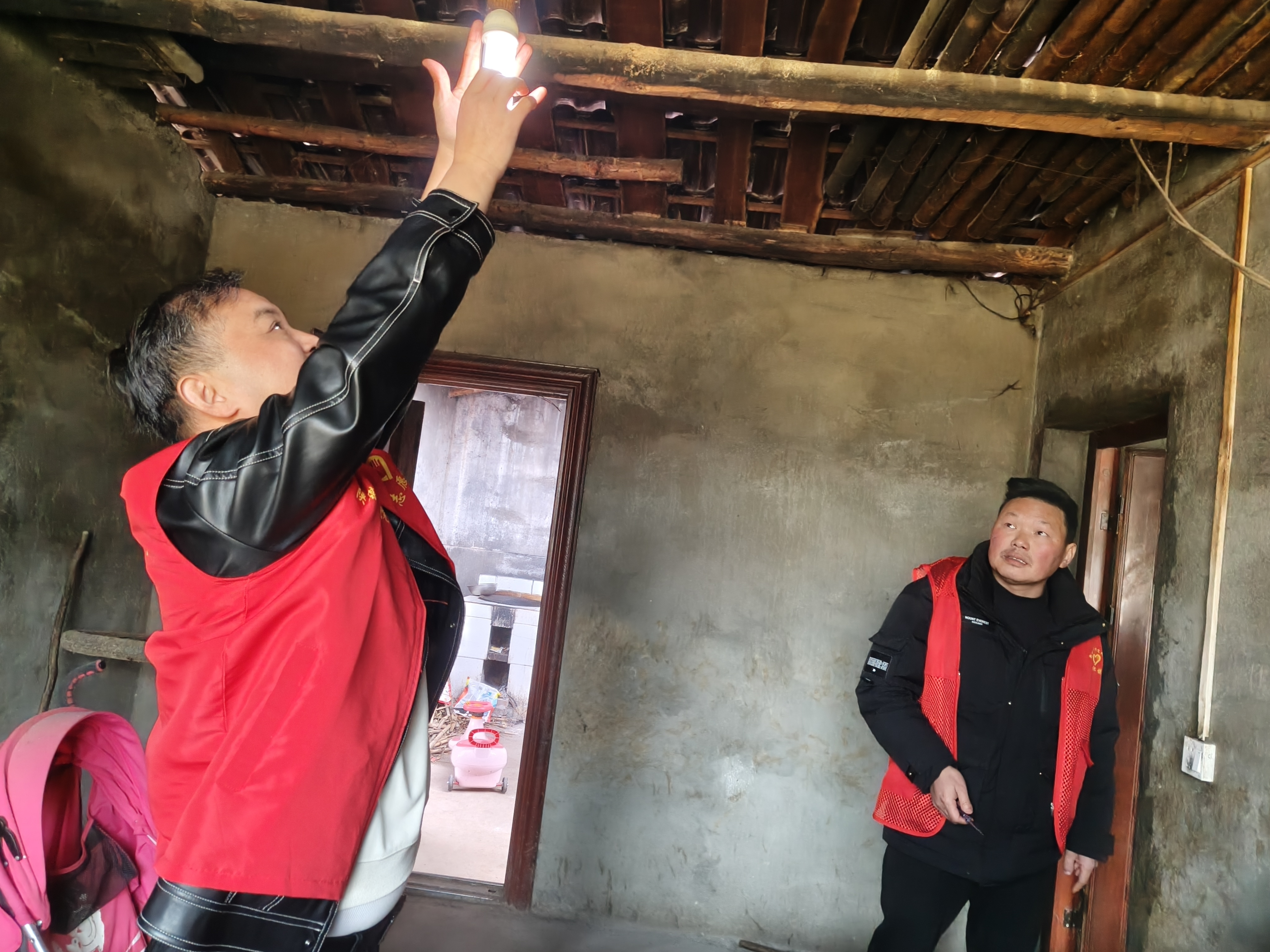 涧池镇洞河村：微光映初心 服务见真情