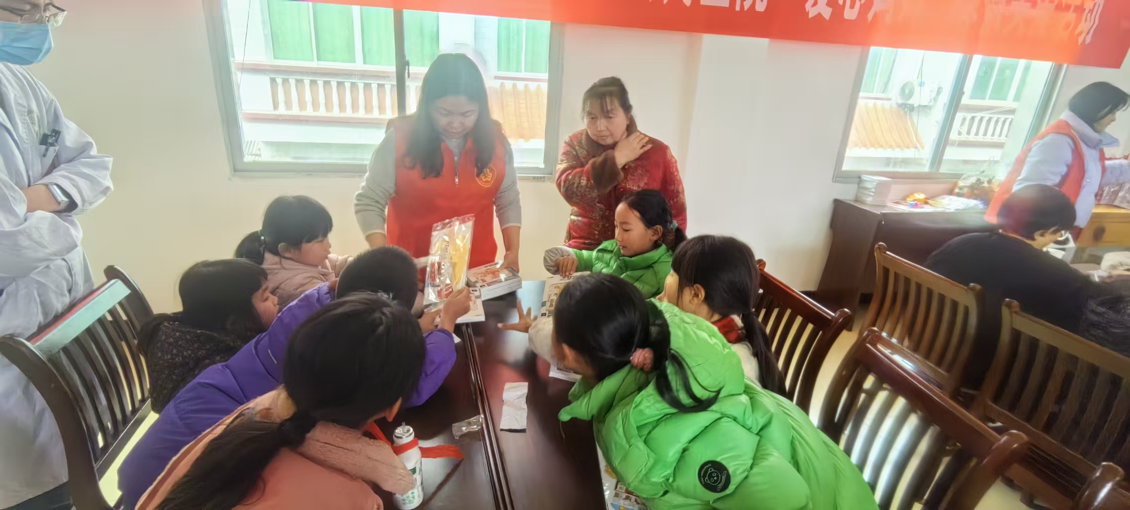 汉阴县人民医院赴双坪村开展关爱儿童主题党日活动暨“爱心妈妈”寒假关爱儿童活动