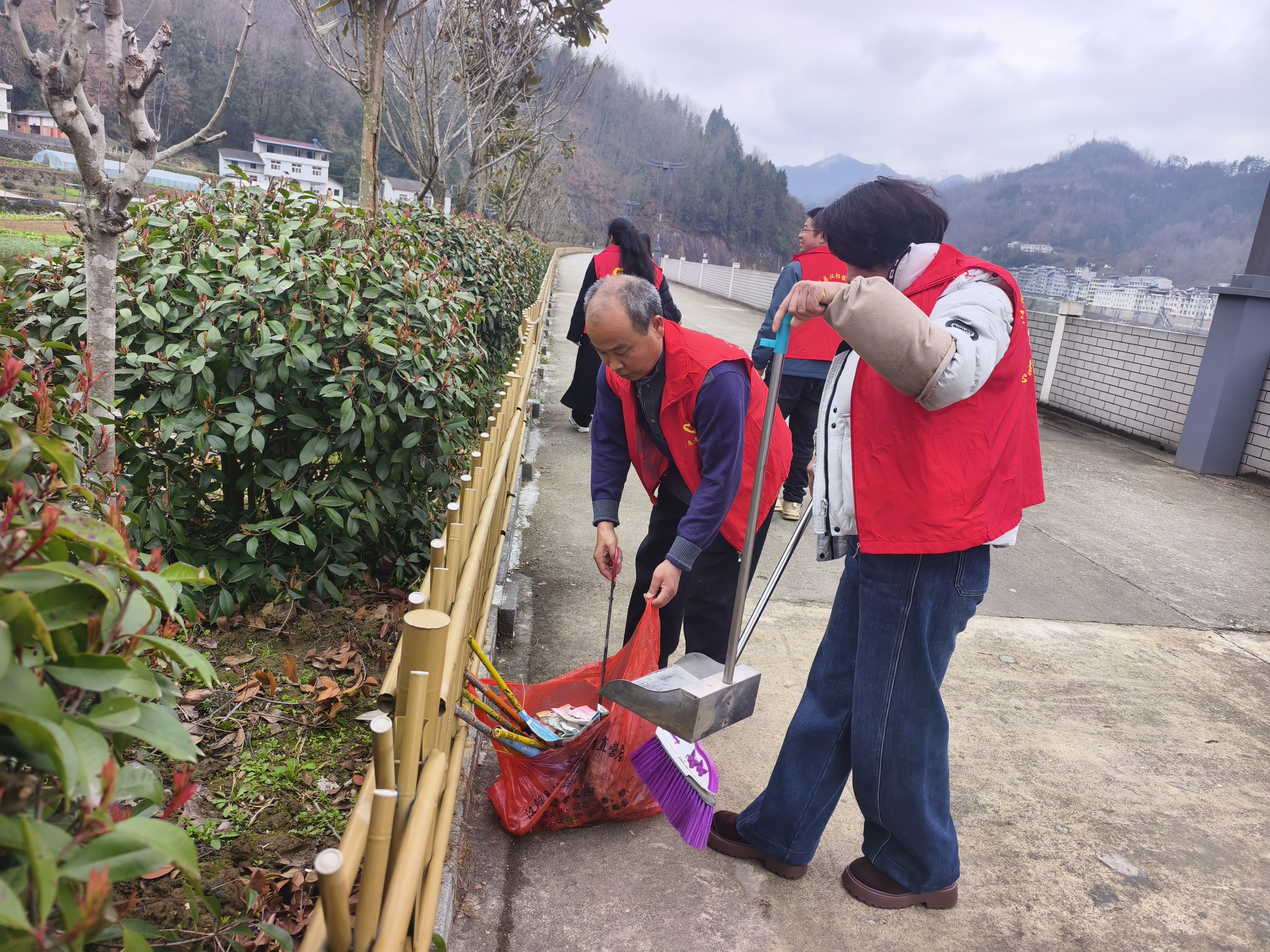 汉阳镇交通村开展人居环境整治行动