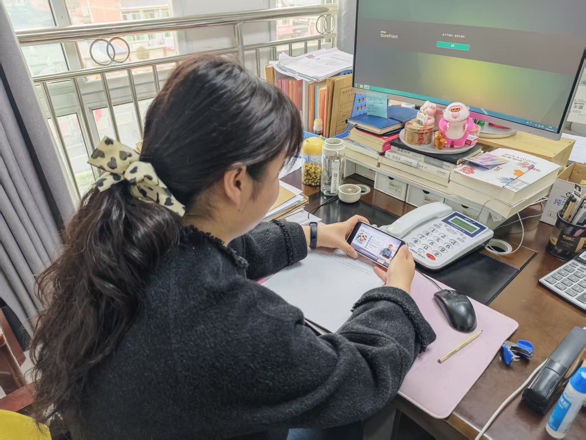 汉阴县第一小学组织家长观看“三秦家长学校春季开学第一课”