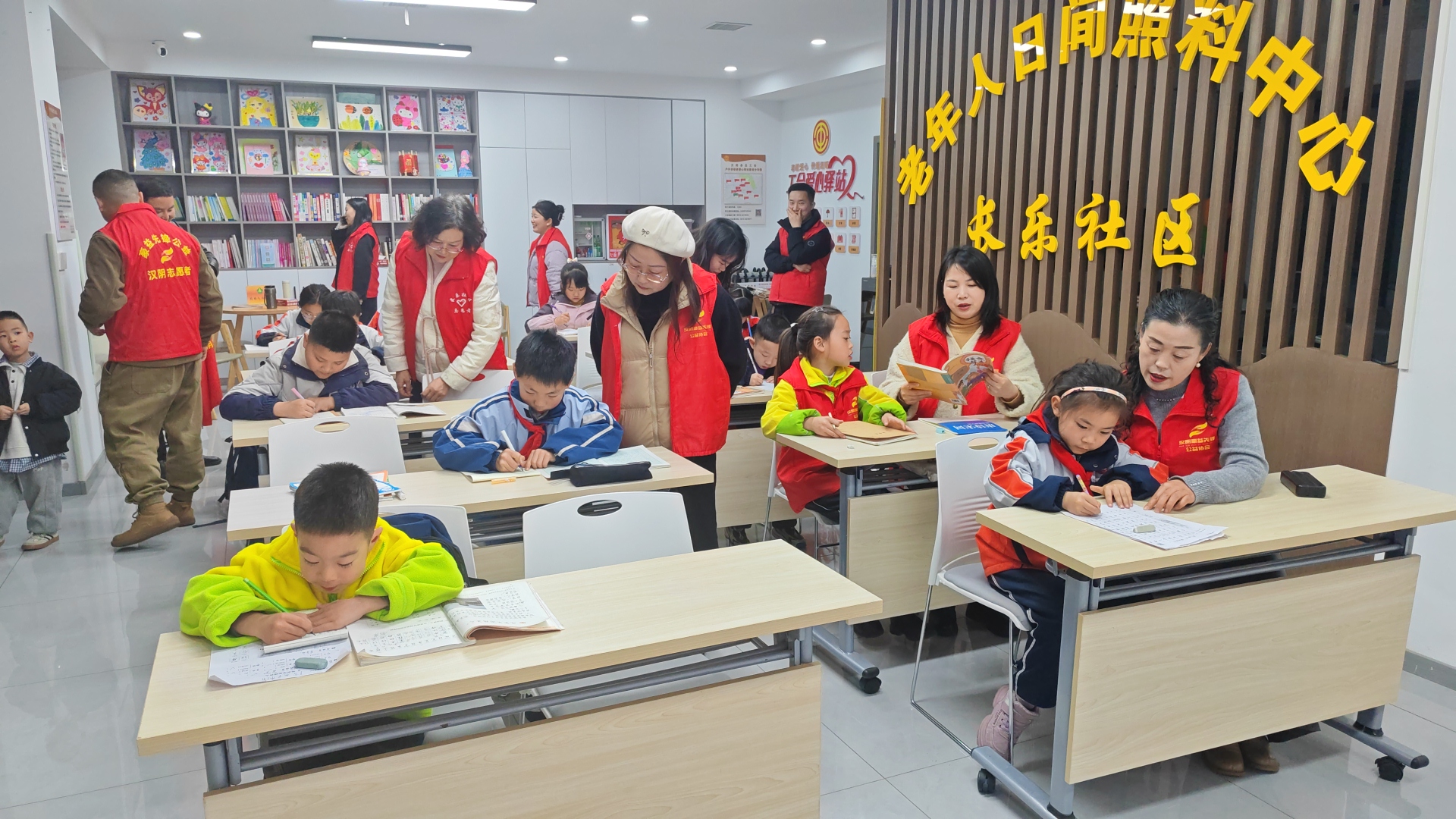 社区搭台公益助力 爱心辅导情暖童心