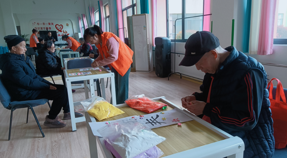 汉阴县城关镇月南区域养老服务中心：巧手悦心 健康同行