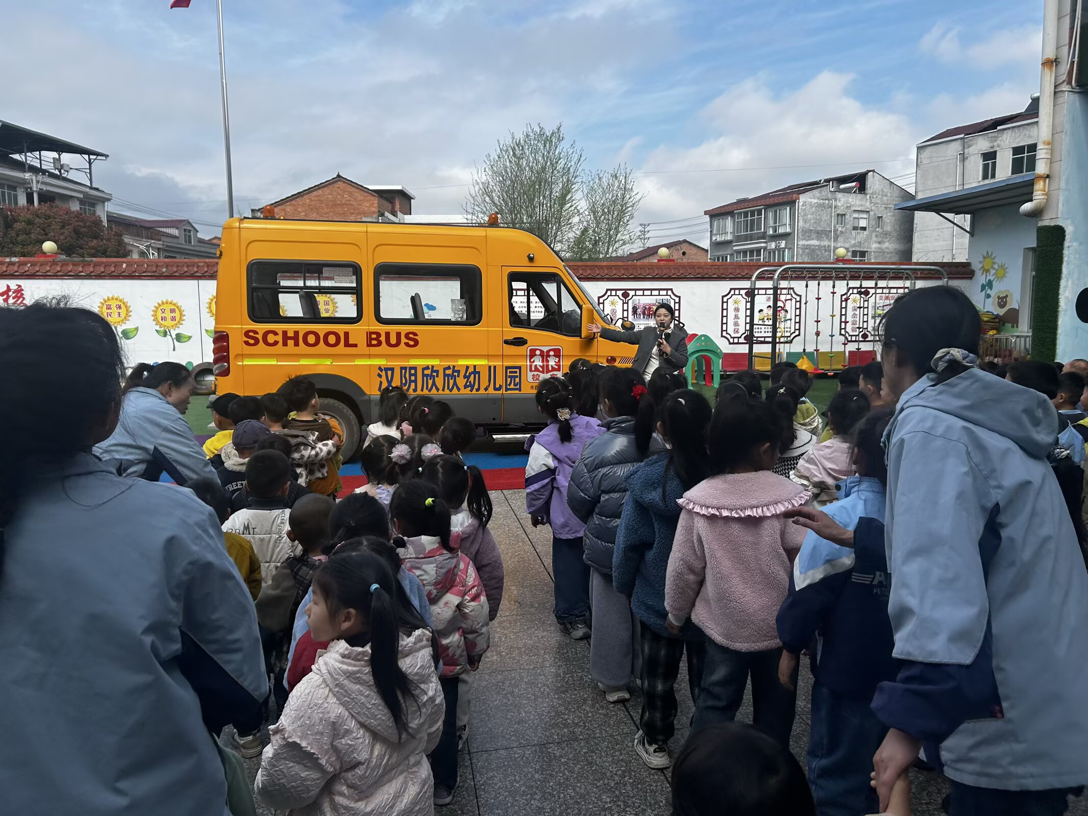 汉阴县欣欣幼儿园开展校车应急演练