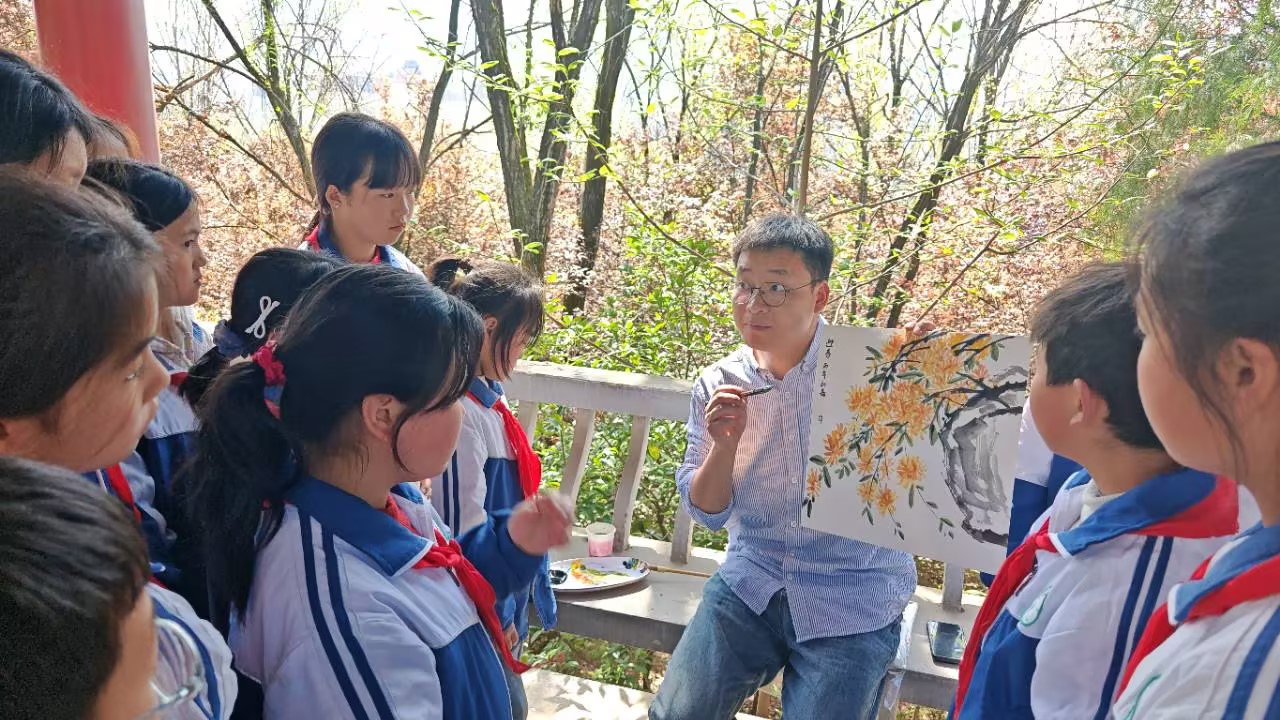 汉阴县涧池镇中心小学开展美术组师生写生实践活动