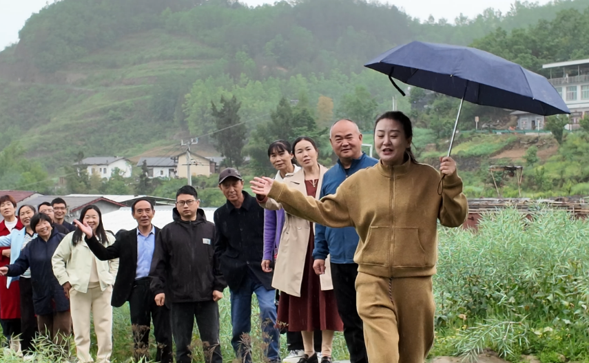 市县文化特派员指导“田埂上的幸福歌”实景排练