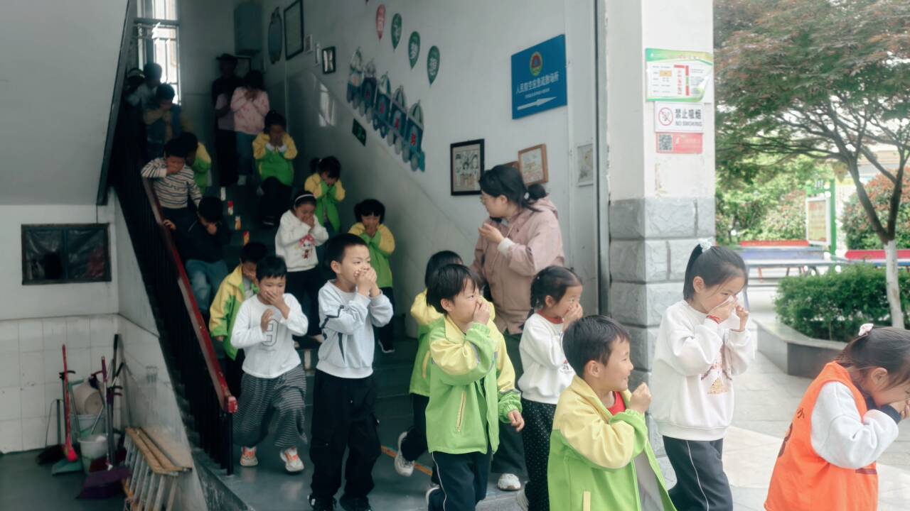 汉阴县第一小学举行防踩踏应急疏散演练