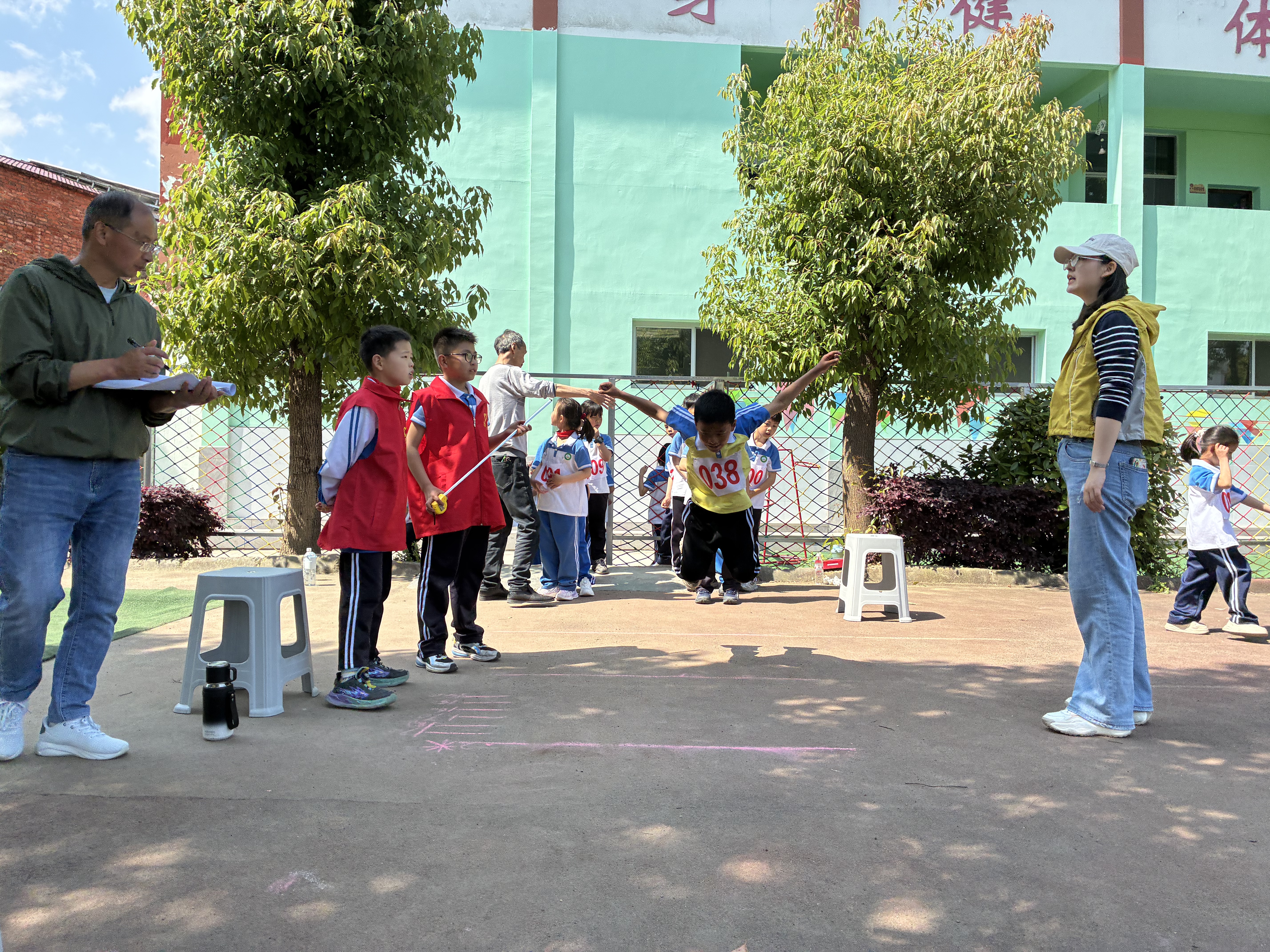 汉阴县双乳镇中心小学举行第十四届春季田径运动会
