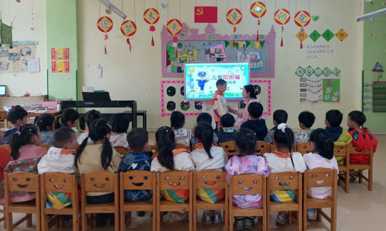 汉阴县凤台幼儿园开展防拐骗安全演练活动