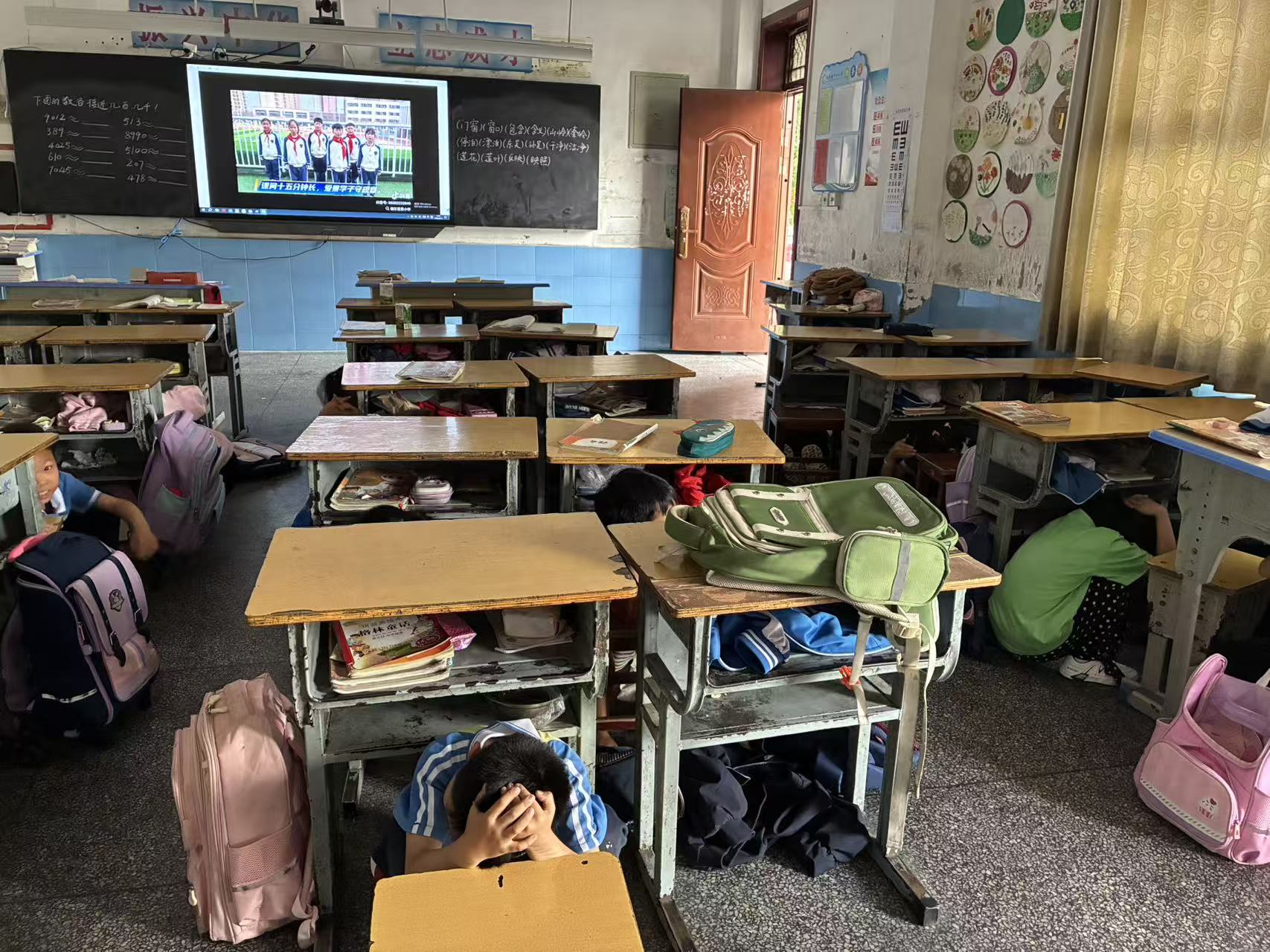 汉阴县双乳镇中心小学开展防震防灾紧急避险演练