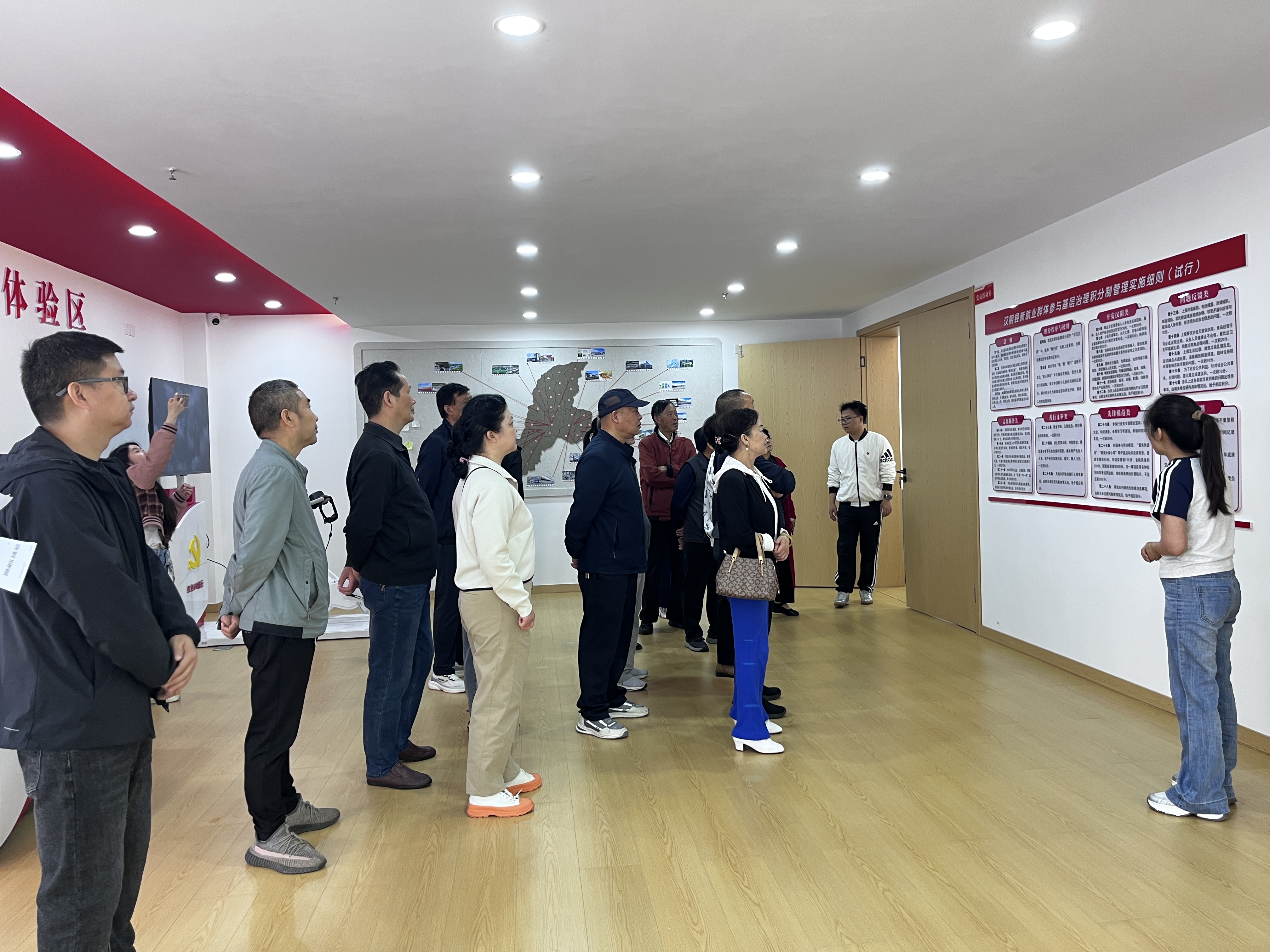 城关镇新城社区开展 “观摩学习强党建 微讲初心践使命” 主题党日活动
