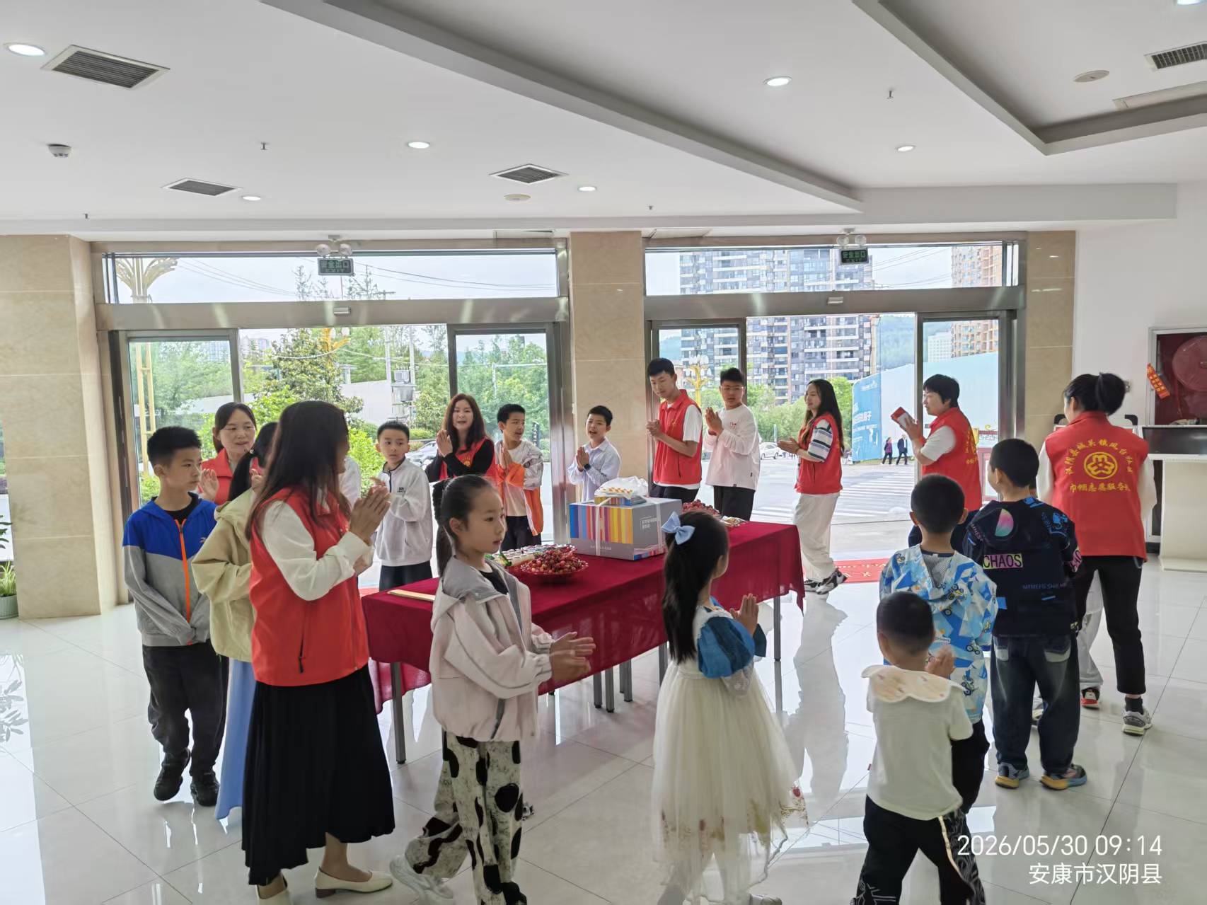 汉阴县城关镇凤台社区举办留守儿童集体生日活动
