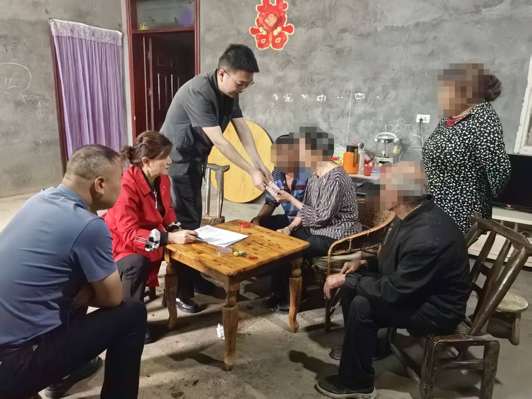 八旬老人遭犬只咬伤 法官上门化干戈为玉帛