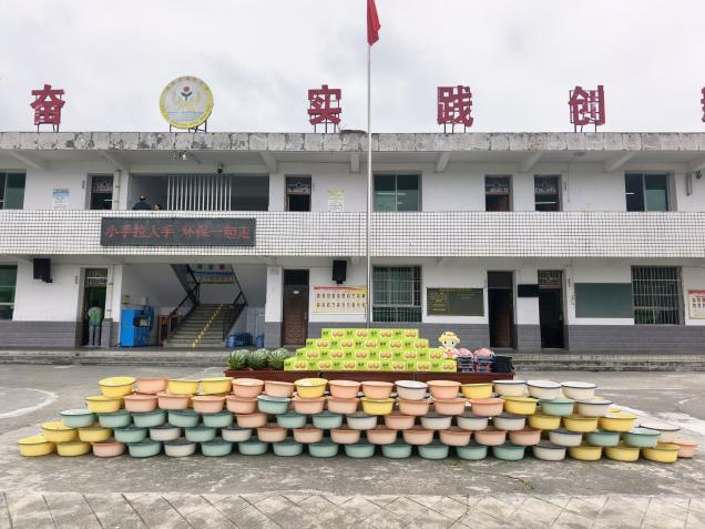 汉阴县工商联组织执委企业开展“六一”慰问活动