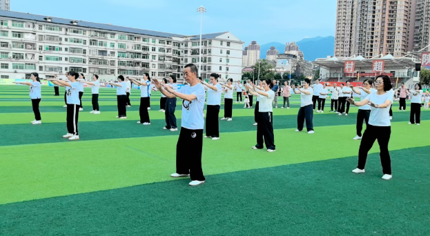汉阴举行“五个起来”之“跳起来”百人太极拳展演