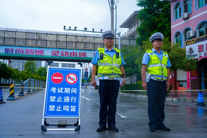 汉阴公安交警“精细管控”+“暖心服务”全力护航中考