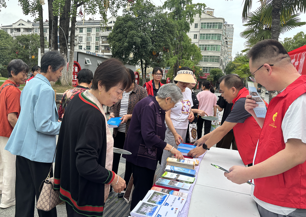 汉阴县自然资源局开展全国土地日宣传活动