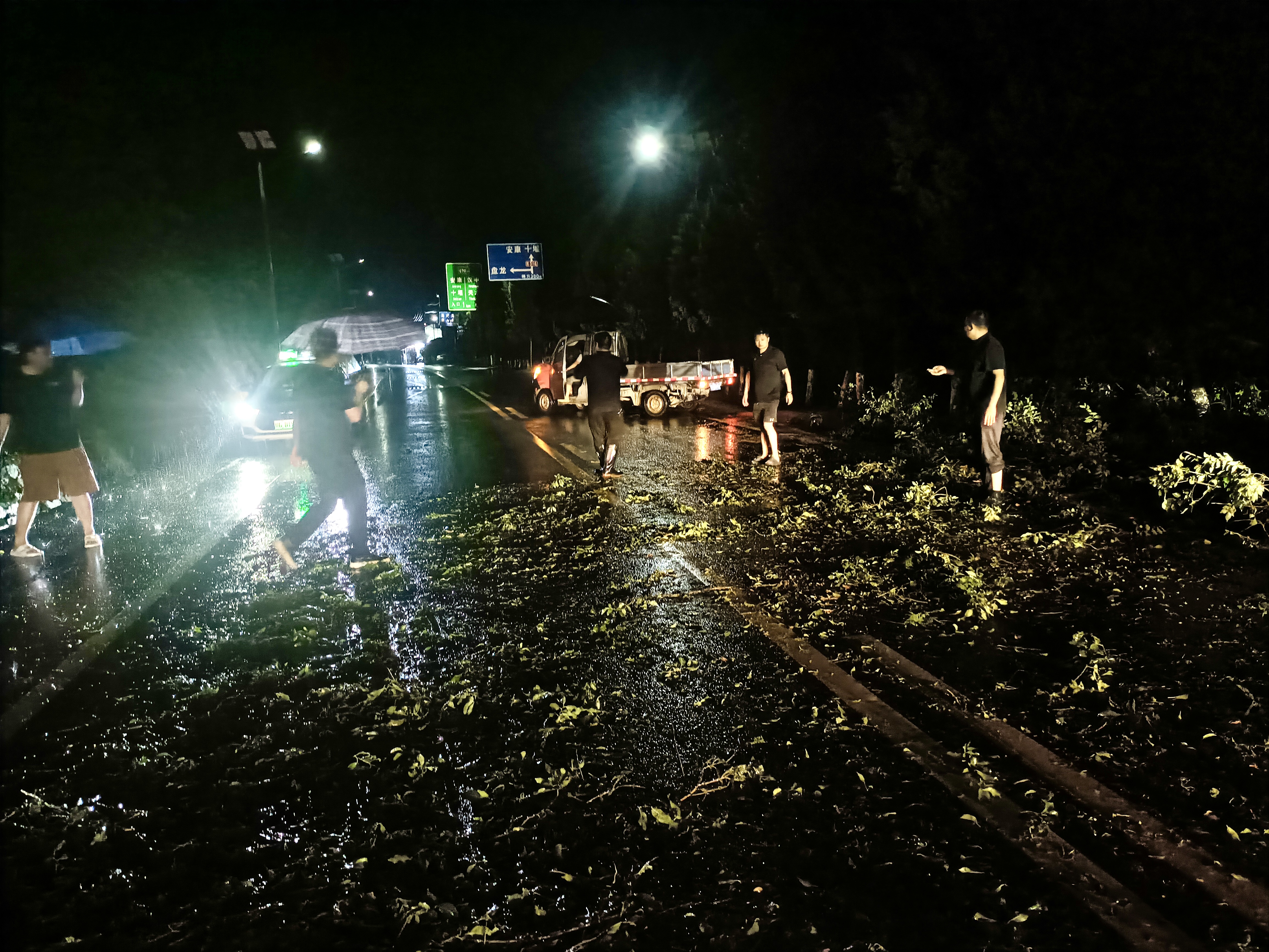 雨夜逆行战险情 多措并举护平安——蒲溪镇积极应对强降雨天气