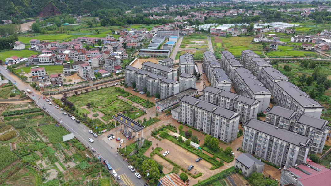 汉阴：涧池镇遭遇强降雨侵袭 社区干群联动清淤 确保群众生命财产安全