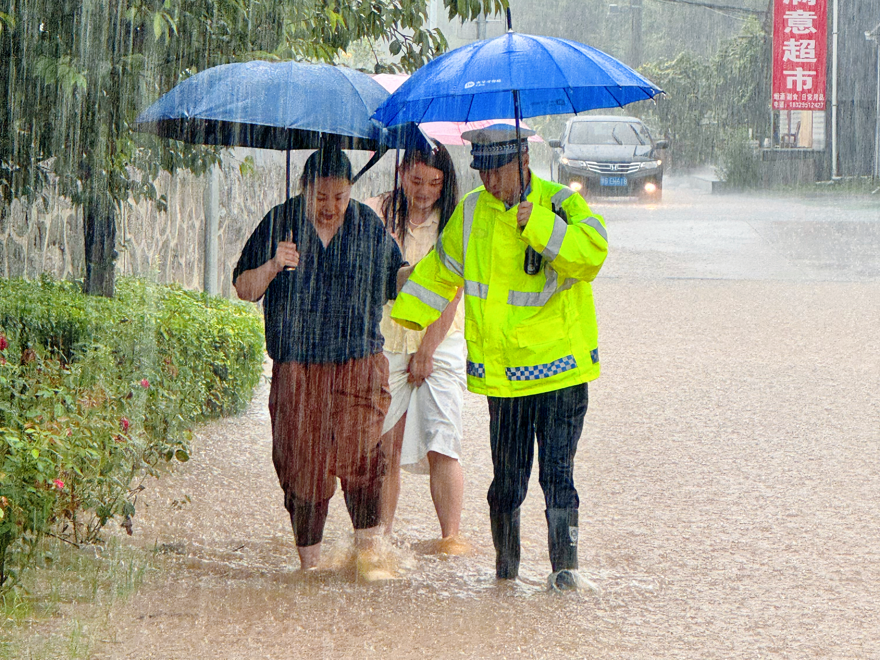 汉阴公安交警迎战暴雨 多点布控排堵除险保畅通