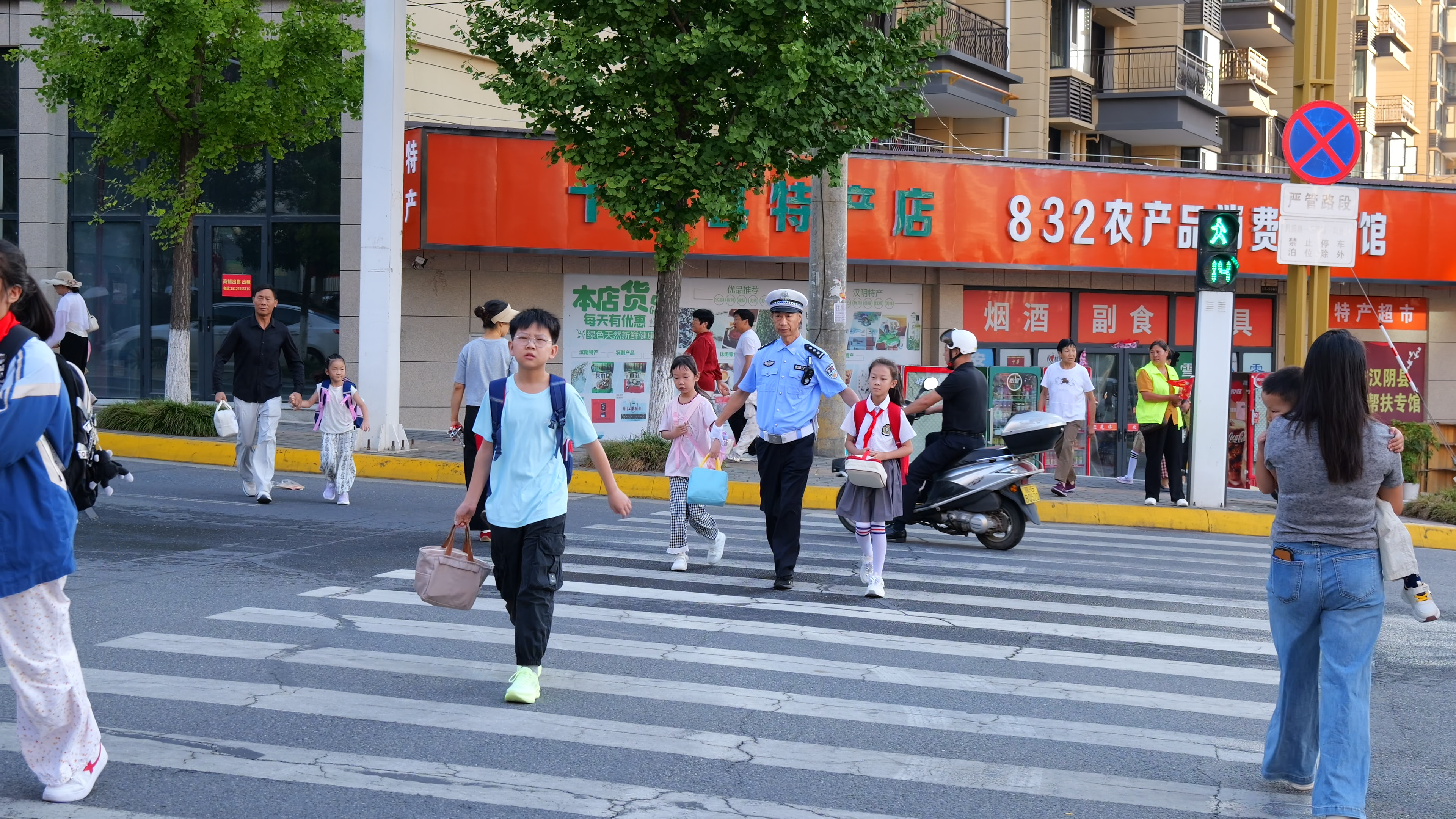 汉阴公安交警 全力护航秋季开学道路交通安全
