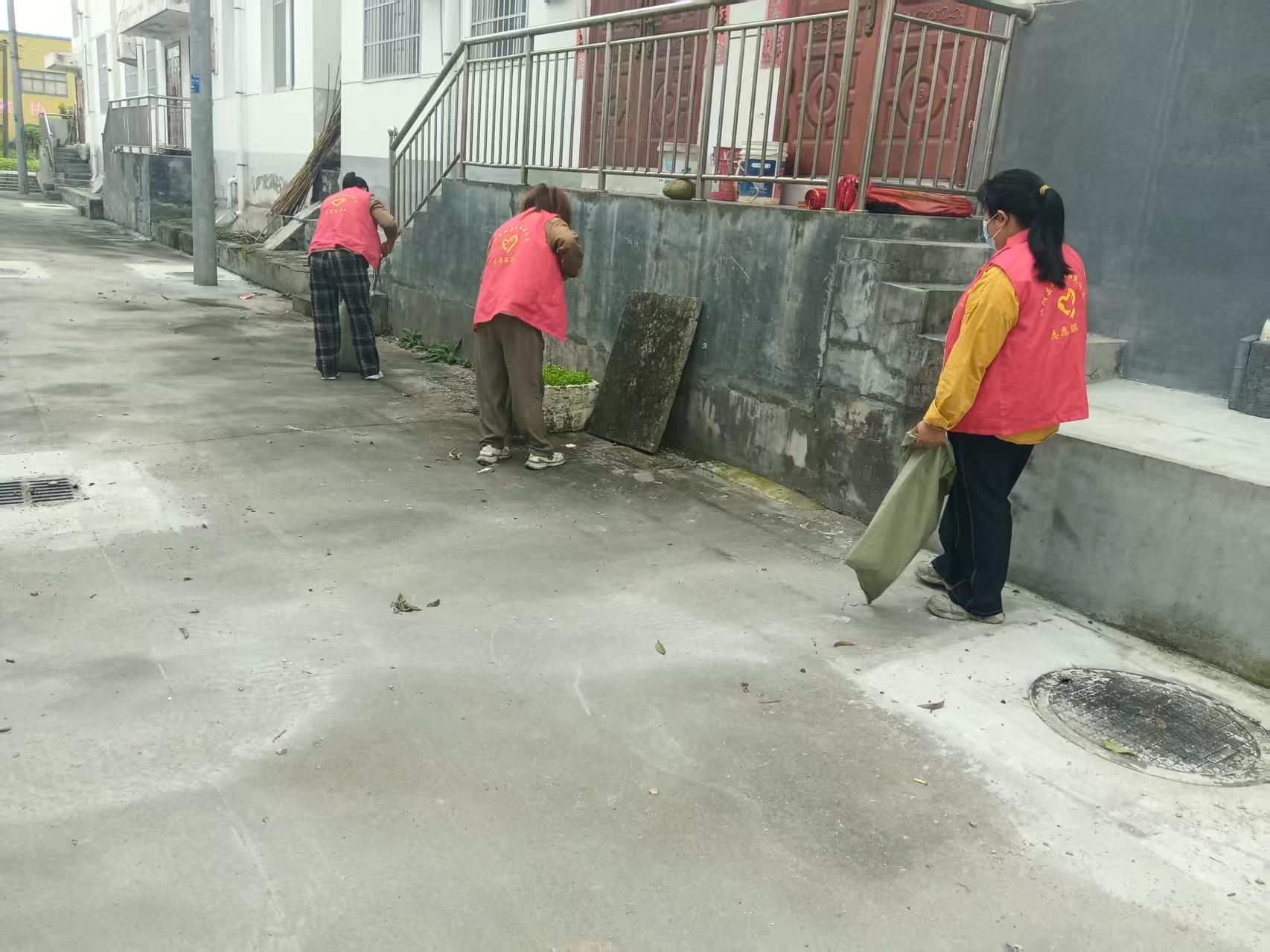 城关镇西苑社区开展“垃圾不落地 汉阴更美丽”文明实践活动